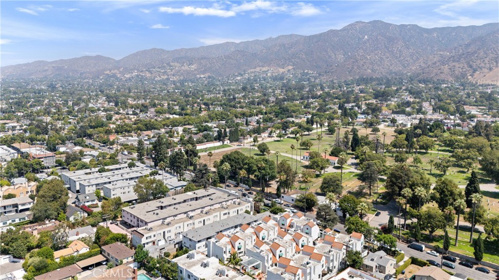 https://media.crmls.org/medias/76bee84c-e13b-4cd9-895c-81459745836f.jpg?preset=X-Large