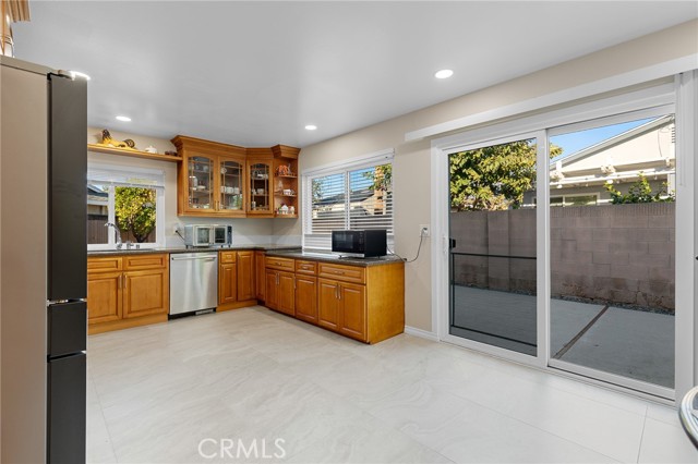 Detail Gallery Image 9 of 46 For 520 S Adria St, Anaheim,  CA 92802 - 4 Beds | 2 Baths