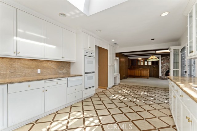 Double ovens, warming drawer.