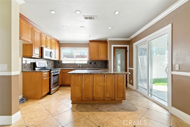Detail Gallery Image 14 of 38 For 15642 Bristol Ct, Fontana,  CA 92337 - 3 Beds | 2/1 Baths