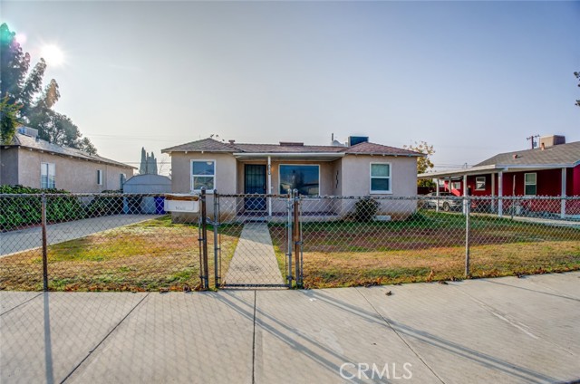 Detail Gallery Image 2 of 31 For 1015 Castaic Ave, Bakersfield,  CA 93308 - 2 Beds | 1 Baths