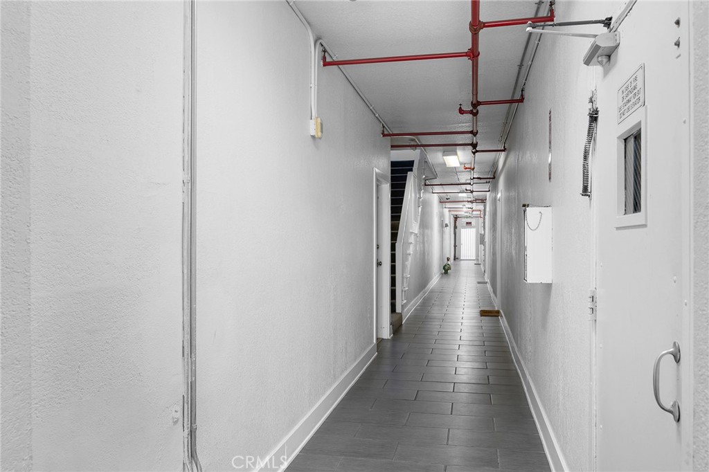 https://media.crmls.org/medias/76cd9182-3368-4020-b592-fe077d72a363.jpg?preset=X-Large