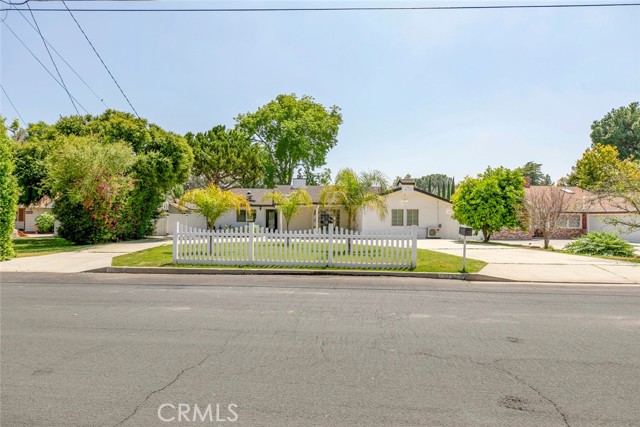 Detail Gallery Image 2 of 28 For 17646 Raymer St, Northridge,  CA 91325 - 3 Beds | 3 Baths