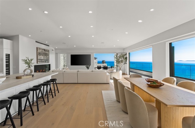 31 N Vista De Catalina, Laguna Beach CA: https://media.crmls.org/medias/76d2cb52-351c-4313-9b28-ca2d77ec2b52.jpg