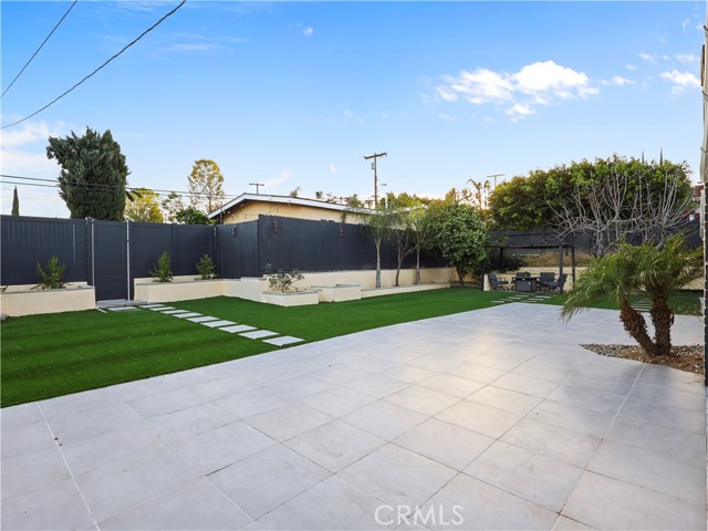 Detail Gallery Image 4 of 22 For 20324 Oxnard St, Woodland Hills,  CA 91367 - 6 Beds | 3 Baths