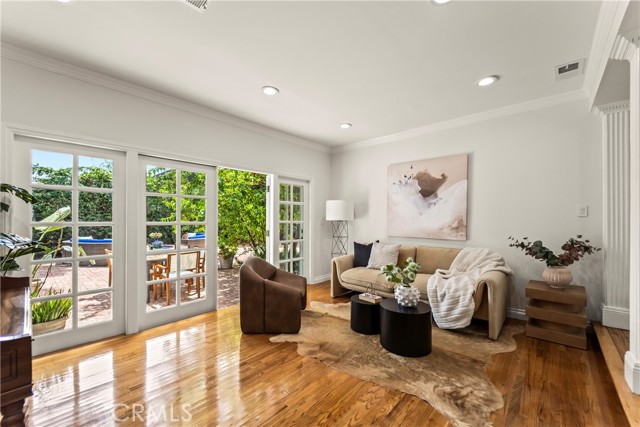 Detail Gallery Image 12 of 43 For 4428 Saugus Ave, Sherman Oaks,  CA 91403 - 4 Beds | 4 Baths