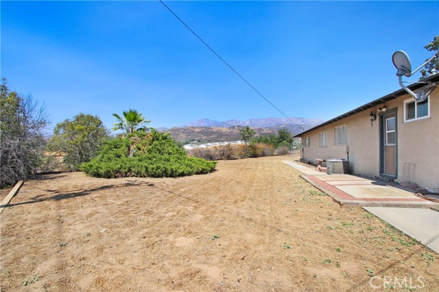 35710 Avenue H, Yucaipa CA: https://media.crmls.org/medias/76d644df-ad9e-4855-ac84-6be43627bc67.jpg
