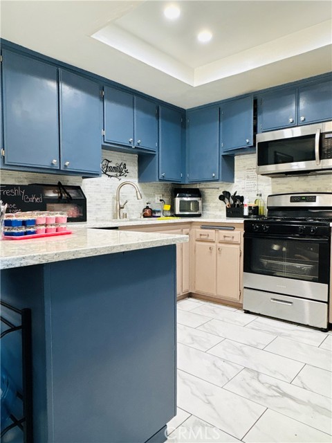 502 Holly Avenue, Oxnard CA: https://media.crmls.org/medias/76d65f1a-807f-4dac-9a75-4d95e2d70734.jpg
