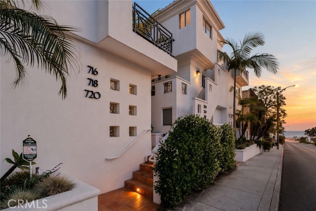 720 Manhattan Beach, Manhattan Beach, California 90266, 2 Bedrooms Bedrooms, ,2 BathroomsBathrooms,Residential,For Sale,Manhattan Beach,SB26077067