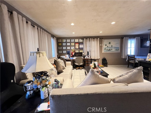 Detail Gallery Image 4 of 37 For 828 N Angeleno, Azusa,  CA 91702 - 4 Beds | 3 Baths