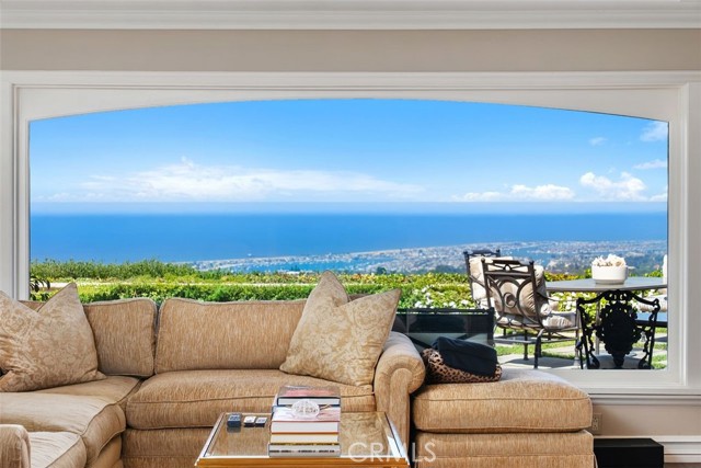 49 Cambria Drive, Corona del Mar CA: https://media.crmls.org/medias/76dcb62d-b9a6-4cbe-a03b-517644fbb7c5.jpg