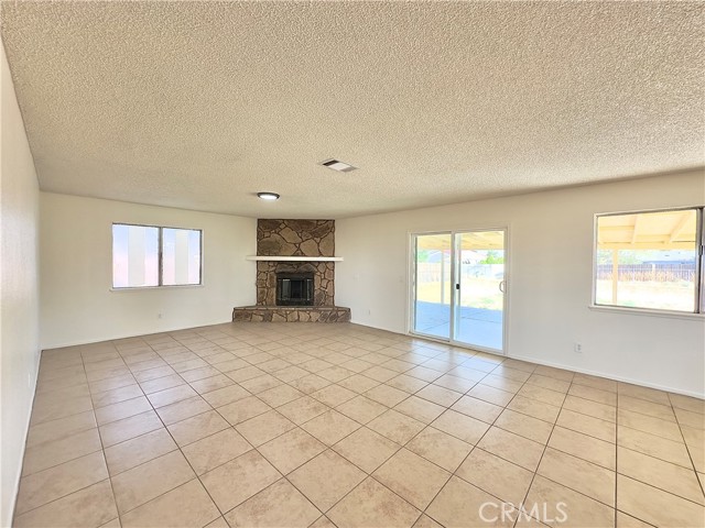 22311 Thunderbird Road, Apple Valley CA: https://media.crmls.org/medias/76dd06cf-f1ba-41a4-a007-05b2b6391867.jpg