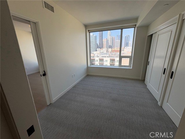1050 S Grand Avenue, Los Angeles CA: https://media.crmls.org/medias/76de3a34-a794-47e7-996d-90741afd9193.jpg