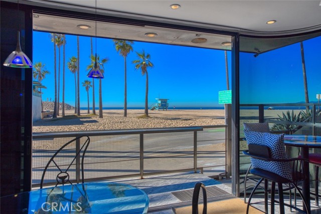 Detail Gallery Image 5 of 44 For 3007 Ocean Front Walk, Venice,  CA 90291 - 3 Beds | 3 Baths