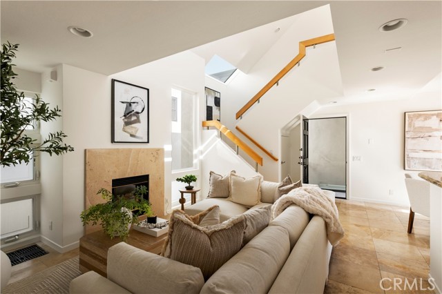 Detail Gallery Image 3 of 15 For 517 Larkspur #2,  Corona Del Mar,  CA 92625 - 2 Beds | 2/1 Baths