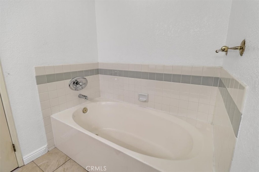 https://media.crmls.org/medias/76e5b32f-1912-448e-9f98-9f45bd23d18f.jpg?preset=X-Large