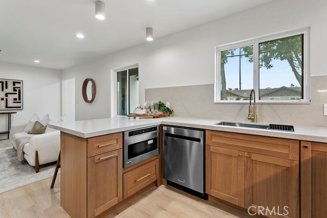 Detail Gallery Image 11 of 45 For 6091 Navajo, Westminster,  CA 92683 - 6 Beds | 5 Baths