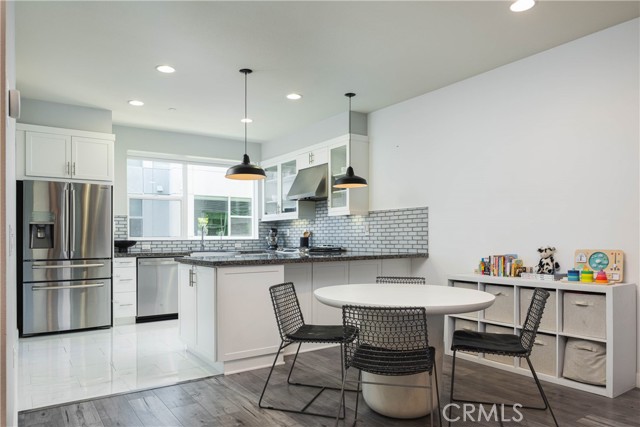 Detail Gallery Image 2 of 30 For 1532 Maxwell Way, Costa Mesa,  CA 92627 - 2 Beds | 3/1 Baths