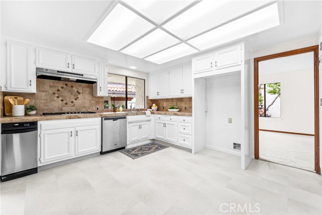 6222 Riviera Circle, Long Beach CA: https://media.crmls.org/medias/76e8e2e3-50bf-4c3f-8e00-bbb85a723fe3.jpg