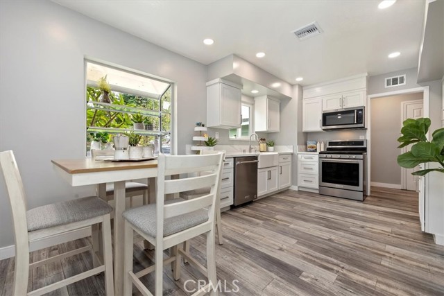 887 Kingman Drive, Norco CA: https://media.crmls.org/medias/76e9ed1a-3767-4f1b-b9b8-c035552e04bc.jpg