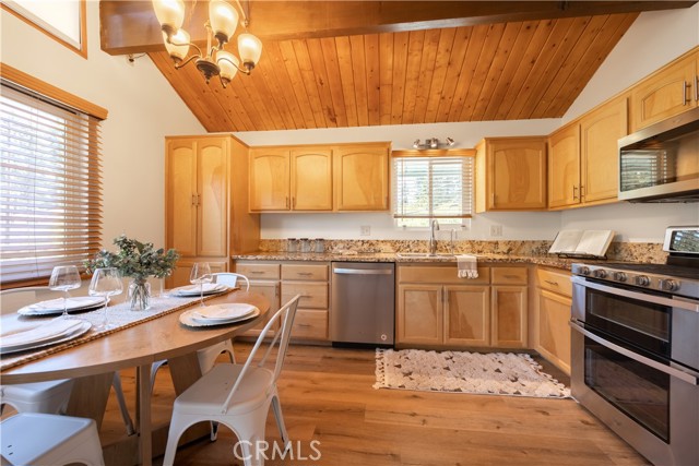 2395 Hunsaker Drive, Running Springs CA: https://media.crmls.org/medias/76ebf8fe-58aa-47a1-b3f6-91fe61f777db.jpg