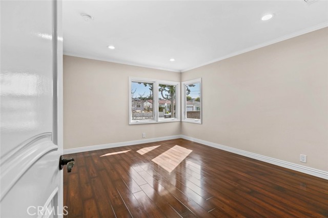 Detail Gallery Image 32 of 61 For 415 Birmingham Rd, Burbank,  CA 91504 - 4 Beds | 3/1 Baths