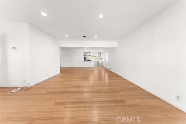 Detail Gallery Image 8 of 52 For 19148 Saticoy St, Reseda,  CA 91335 - 3 Beds | 2 Baths