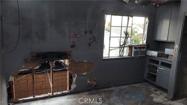 Detail Gallery Image 13 of 16 For 8920 Summerwood, Fontana,  CA 92335 - 3 Beds | 2/1 Baths