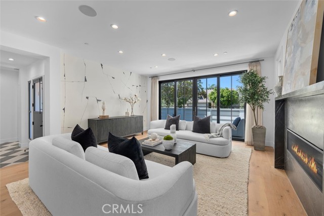 Detail Gallery Image 22 of 75 For 676 18th St, Manhattan Beach,  CA 90266 - 6 Beds | 6/2 Baths