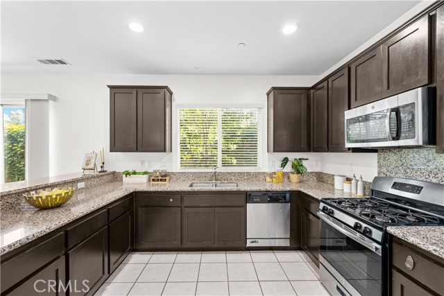 Detail Gallery Image 11 of 33 For 16502 Cadence Ln, Fontana,  CA 92336 - 3 Beds | 2/1 Baths