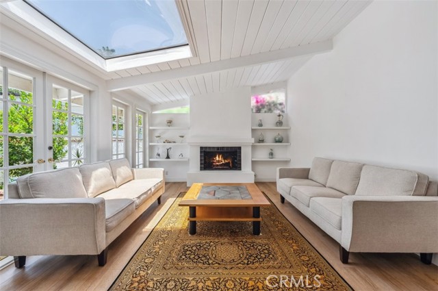 Detail Gallery Image 1 of 23 For 4950 Dunman Ave, Woodland Hills,  CA 91364 - 5 Beds | 3 Baths