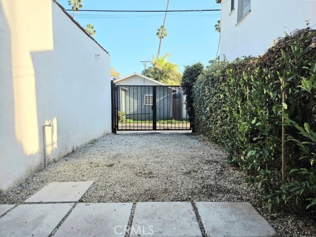 Detail Gallery Image 11 of 21 For 908 - 910 Victoria Ave, Venice,  CA 90291 - – Beds | – Baths