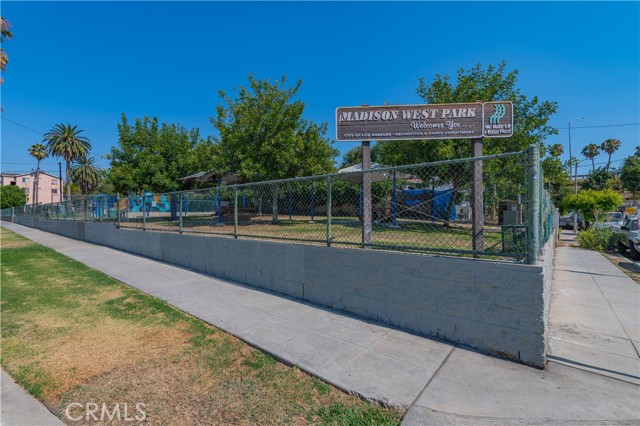 500 N Madison Avenue, Los Angeles CA: https://media.crmls.org/medias/770180ad-37c7-419d-afbe-94d822ff4d82.jpg