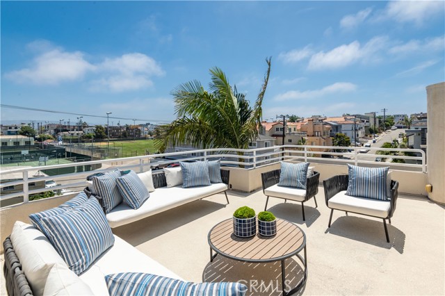 579 11th Street, Hermosa Beach, California 90254, 3 Bedrooms Bedrooms, ,2 BathroomsBathrooms,Residential,Sold,11th,PV23205030