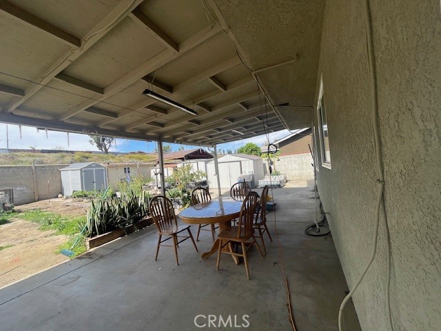 https://media.crmls.org/medias/7704038a-07d0-4c7a-984d-7cf03c5de17b.jpg?preset=X-Large