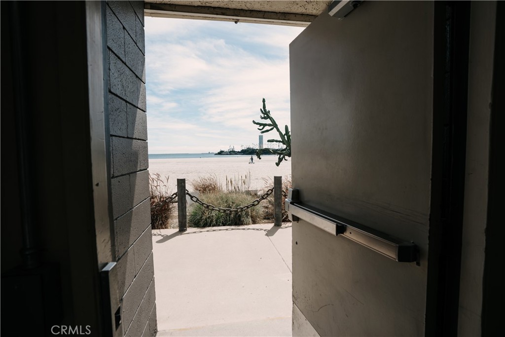 https://media.crmls.org/medias/7705330e-1a85-410a-8a74-f57c0ae49429.jpg?preset=X-Large