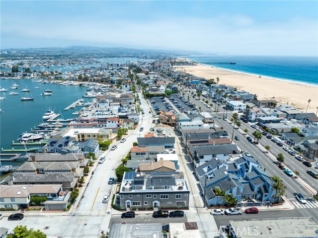 825 W Bay Avenue, Newport Beach CA: https://media.crmls.org/medias/770699ce-f2b3-44f1-adf6-9df92ab91000.jpg