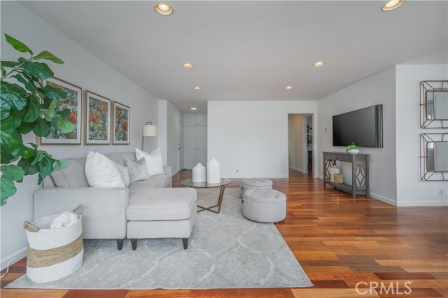 Detail Gallery Image 11 of 46 For 100 Hermosa Ave 2c,  Long Beach,  CA 90802 - 2 Beds | 2 Baths