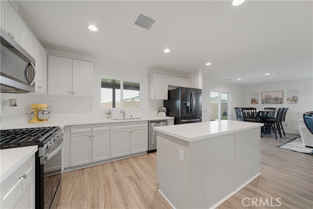 Detail Gallery Image 5 of 34 For 13857 Raven St, Victorville,  CA 92392 - 4 Beds | 2/1 Baths