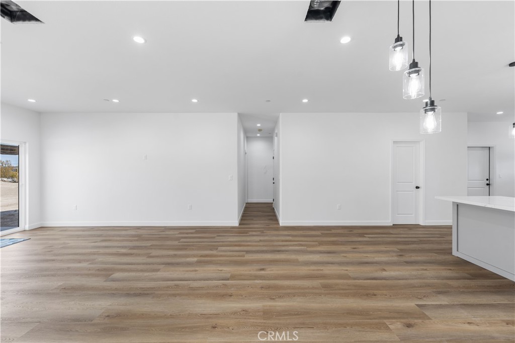 https://media.crmls.org/medias/770b5b7b-ee2f-4964-81a6-31349051f529.jpg?preset=X-Large