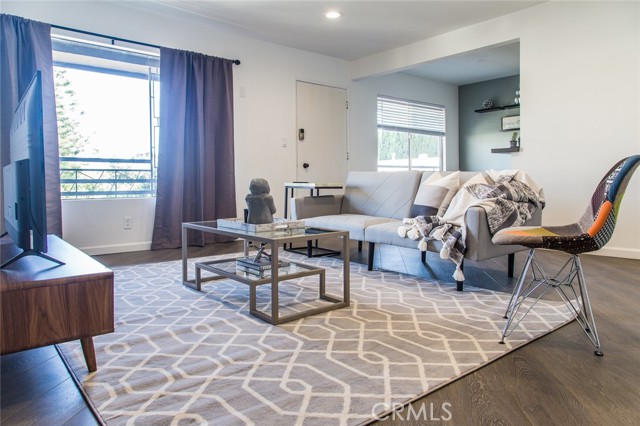 Detail Gallery Image 2 of 10 For 332 N Isabel St #4,  Glendale,  CA 91206 - 3 Beds | 2 Baths