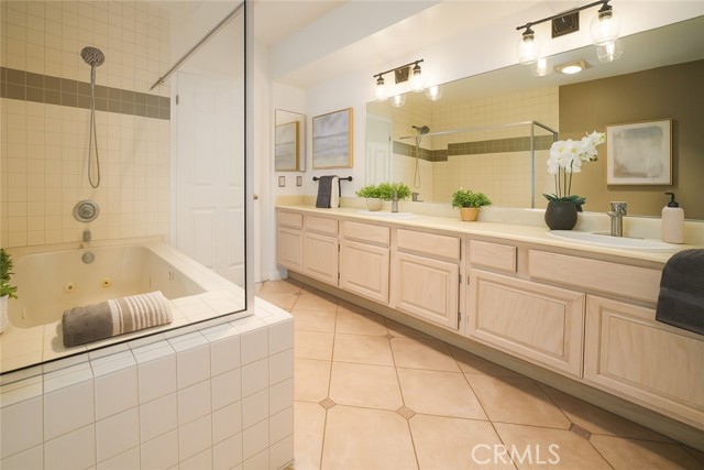 Detail Gallery Image 19 of 35 For 14025 Riverside Dr #3,  Sherman Oaks,  CA 91423 - 3 Beds | 3/1 Baths
