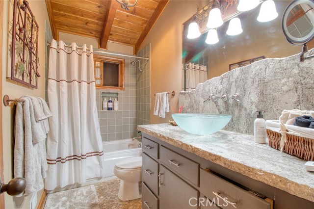 5475 Acorn Trail, Wrightwood CA: https://media.crmls.org/medias/770f5e9f-6877-4acf-ba72-9696b9eccfb9.jpg
