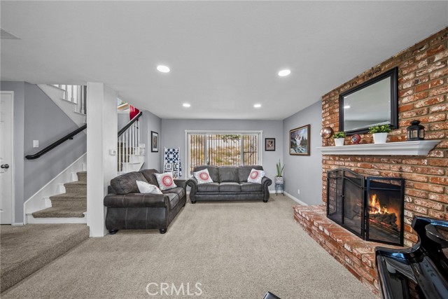 Detail Gallery Image 9 of 44 For 16503 Fairglade, Canyon Country,  CA 91387 - 4 Beds | 3 Baths