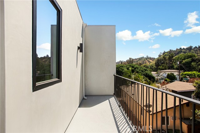 Detail Gallery Image 8 of 39 For 2671 1/2 Benedict, Los Angeles,  CA 90039 - 3 Beds | 3 Baths