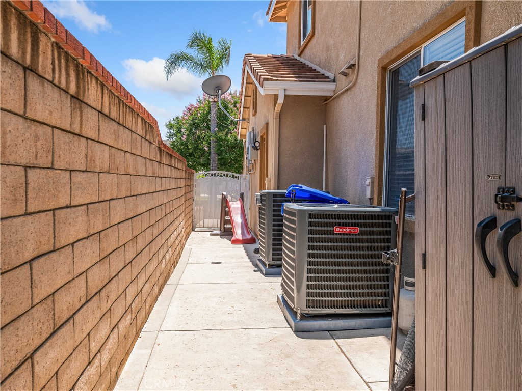 https://media.crmls.org/medias/7716afb0-ca6c-492d-9acd-7980d46a519f.jpg?preset=X-Large