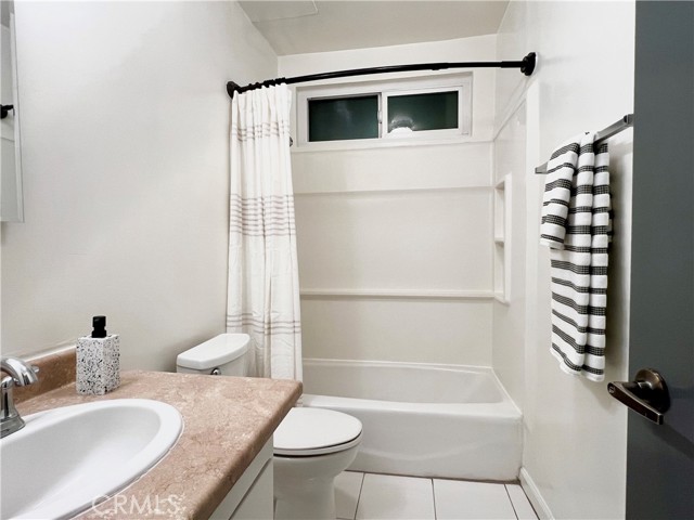 Detail Gallery Image 7 of 8 For 4152 Manhattan Beach Bld #2,  Lawndale,  CA 90260 - 2 Beds | 1 Baths