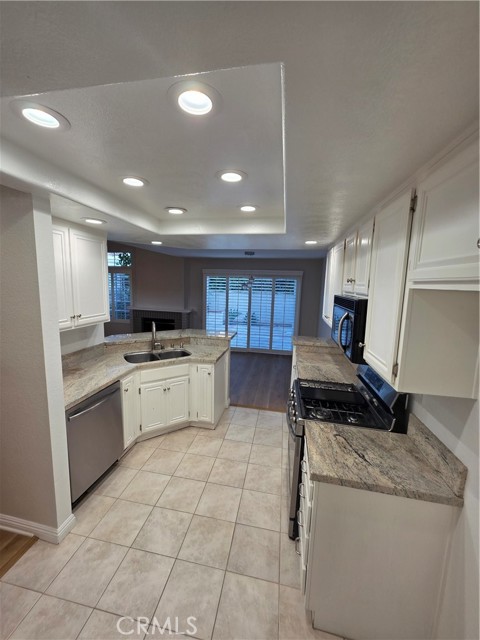 Detail Gallery Image 5 of 34 For 2211 Carob, Tustin,  CA 92782 - 3 Beds | 2/1 Baths