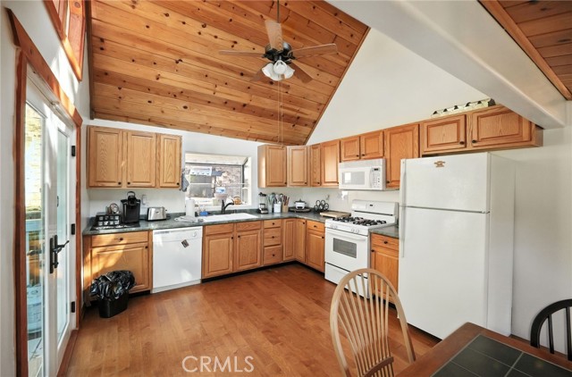 782 Virginia Court, Lake Arrowhead CA: https://media.crmls.org/medias/771fb62d-2d51-4eee-b590-495e2ee00f33.jpg
