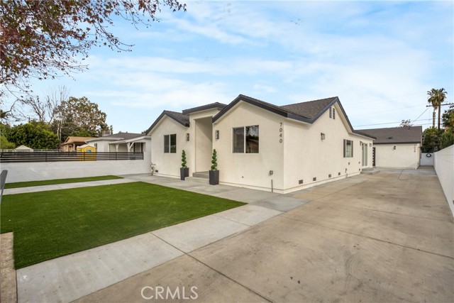 Detail Gallery Image 3 of 39 For 7040 Tyrone Ave, Van Nuys,  CA 91405 - 6 Beds | 4/1 Baths